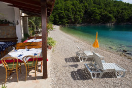 Restaurace v jižní zátoce u domů Plaža a Meri, ostrov Hvar, Chorvatsko