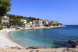 Pláž Vela Milna - letovisko Milna, ostrov Hvar, Chorvatsko