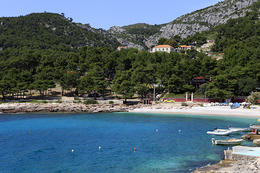Pláž Vela Milna - letovisko Milna, ostrov Hvar, Chorvatsko