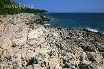 Přírodní kamenná plata východně od Milny, ostrov Hvar, Chorvatsko