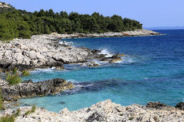 Zátoka pro FKK východně od Milny, ostrov Hvar, Chorvatsko
