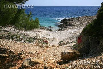 Pláž FKK východně od Milny, ostrov Hvar, Chorvatsko