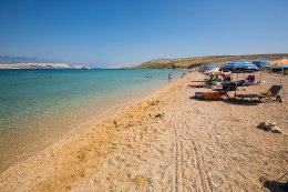 Písčitooblázková pláž Čista plaža, ostrov Pag, Chorvatsko