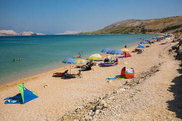 Písčitooblázková pláž Čista plaža, ostrov Pag, Chorvatsko