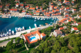 Maslinica - přístav a centrum s barokním zámkem Martinis-Marchi, ostrov Šolta, Chorvatsko