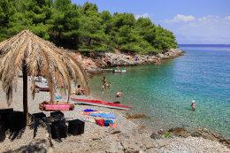 Stomorska - oblázková pláž Afrika, ostrov Šolta, Chorvatsko