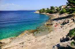 Stomorska - pláže, ostrov Šolta, Chorvatsko
