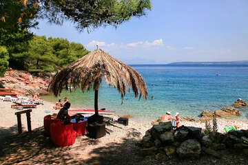 Stomorska - oblázková pláž Afrika, ostrov Šolta, Chorvatsko