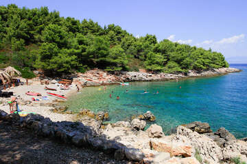 Stomorska - oblázková pláž Afrika, ostrov Šolta, Chorvatsko