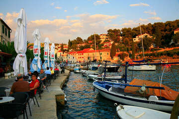 Maslinica, ostrov Šolta, Chorvatsko