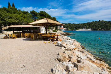 Maslinica - bar u pláže, ostrov Šolta, Chorvatsko