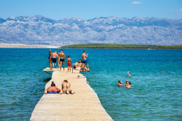 Sabunike - molo u písečné pláže, Zadarská riviéra, Chorvatsko