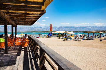 Nin - restaurace u písečné pláže Ninska laguna, Zadarská riviéra, Chorvatsko