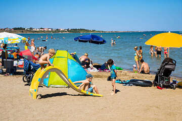Nin - skluzavka pro děti na písečné pláži Ninska laguna, Zadarská riviéra, Chorvatsko