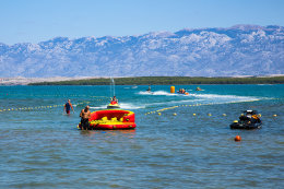 Nin - vodní atrakce u písečné pláže Ninska laguna, Zadarská riviéra, Chorvatsko