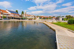 Sukošan - nábřeží ve starém centru, Zadarská riviéra, Chorvatsko