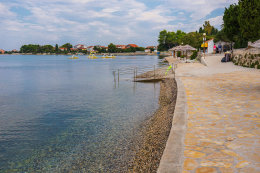 Sukošan - přístup do moře pro tělesně postižené na pláži Dječji raj, Zadarská riviéra, Chorvatsko