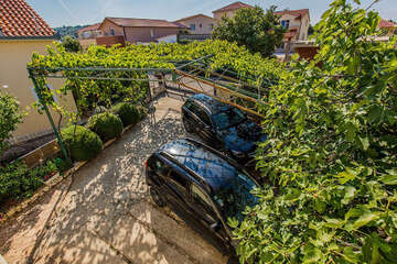 Apartmány Jabuka - parkoviště u domu, Kanica, Šibenická riviéra, Chorvatsko