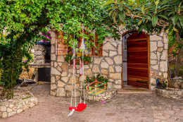 Apartmány Jabuka - houpačky u domu, Kanica, Šibenická riviéra, Chorvatsko