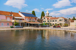 Sukošan - nábřeží se zvonicí kostela sv. Kasiána, Zadarská riviéra, Chorvatsko