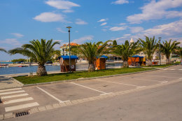 Sukošan - promenáda lemovaná palmami, Zadarská riviéra, Chorvatsko