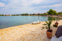 Sukošan - betonová opalovací mola, Zadarská riviéra, Chorvatsko