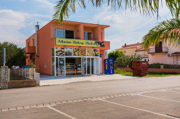 Sukošan - jedna z několika pekáren v letovisku, Zadarská riviéra, Chorvatsko