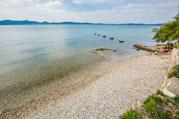 Sukošan - oblázková pláž, Zadarská riviéra, Chorvatsko