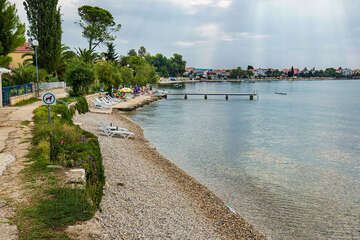 Sukošan - oblázková pláž, Zadarská riviéra, Chorvatsko