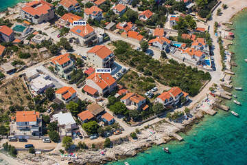 Apartmány Medo - letecký pohled, Sevid, Trogirská riviéra, Chorvatsko