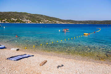 Sevid - oblázková pláž, Trogirská riviéra, Chorvatsko