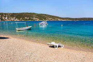 Sevid - oblázková pláž, Trogirská riviéra, Chorvatsko