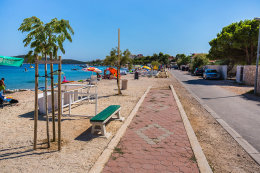 Sevid - oblázková pláž, Trogirská riviéra, Chorvatsko