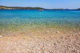 Sevid - oblázková pláž, Trogirská riviéra, Chorvatsko