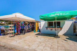 Sevid - občerstvení u pláže, Trogirská riviéra, Chorvatsko