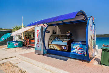 Sevid - občerstvení u pláže, Trogirská riviéra, Chorvatsko