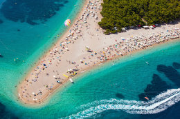 Bol - pláž Zlatni rat, ostrov Brač, Chorvatsko