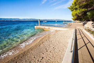 Bol - oblázková pláž s přístupem pro invalidy, ostrov Brač, Chorvatsko