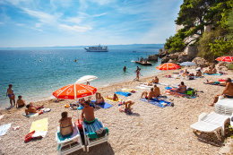 Bol - oblázková pláž u mysu Glavica na východní straně Bolu (u kostela), ostrov Brač, Chorvatsko