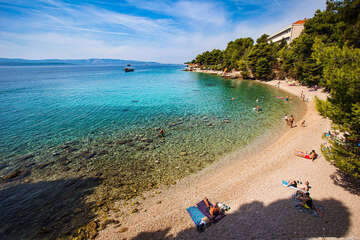 Bol - oblázková pláž u mysu Glavica na východní straně Bolu (u kostela), ostrov Brač, Chorvatsko