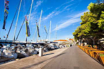 Bol - jachtařský přístav a promenáda s restauracemi, ostrov Brač, Chorvatsko