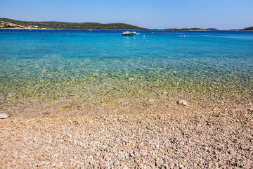 Apartmány Vivien - další oblázkové pláže v letovisku (větší a ostřejší oblázky), Sevid, Trogirská riviéra, Chorvatsko