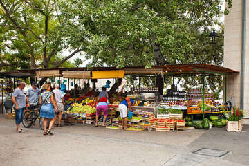 Tržnice v Bolu, ostrov Brač, Chorvatsko