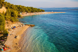 Bol - FKK pláž Paklina u Zlatneho ratu, ostrov Brač, Chorvatsko