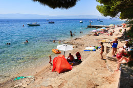 Bol - pláže podél promenády, ostrov Brač, Chorvatsko