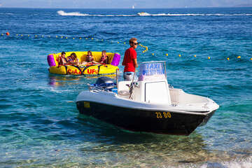 Bol - atrakce na pláži Zlatni rat, ostrov Brač, Chorvatsko