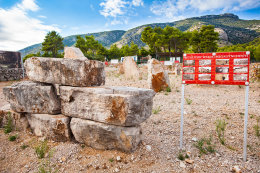Bol - Megalitický park, ostrov Brač, Chorvatsko