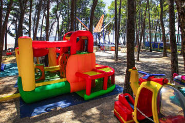 Bol - dětské zábavní centrum u pláže, ostrov Brač, Chorvatsko