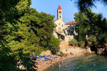 Bol - pláže, ostrov Brač, Chorvatsko