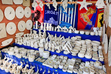 Bol - stánky se suvenýry na promenádě, ostrov Brač, Chorvatsko